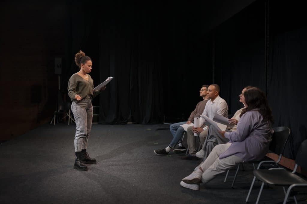 פעילות קבוצתית במסגרת טיפול בפסיכודרמה מטופלים משתתפים במפגש טיפול בפסיכודרמה קבוצתי