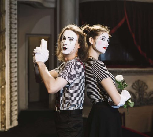 מטפל ומטופל במפגש טיפול בפסיכודרמה תרגול משחקי תפקידים במסגרת טיפולי פסיכודרמה