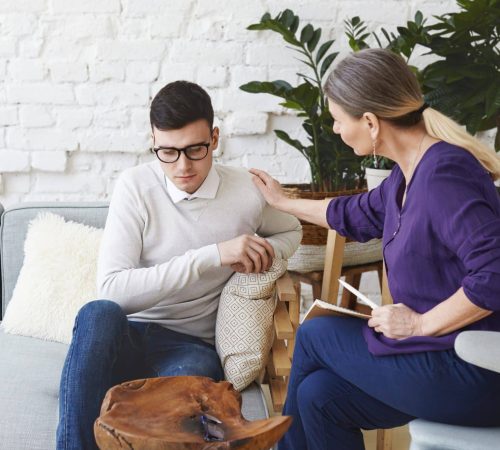 חדר טיפולים מרגיע לשיחות טיפול פסיכודינאמי מטופל מקבל תמיכה במסגרת טיפול פסיכודינאמי אישי